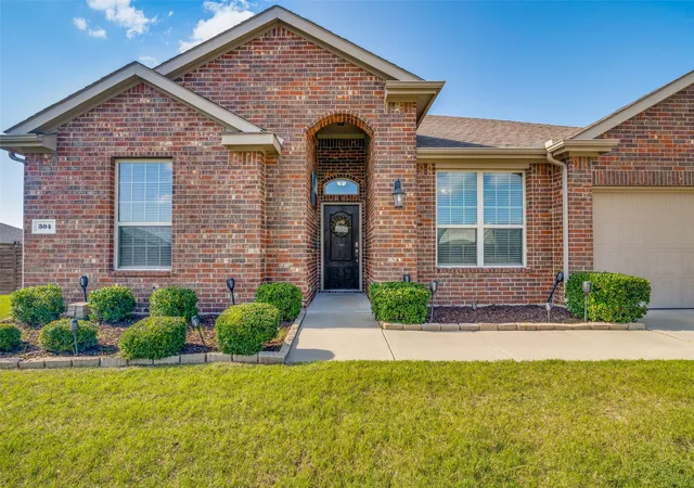 Photo 3 of Single family home for sale at 304 Amber Ln, Nevada, TX 75173 | MLS# 21295760 | Listing updated on 2026-09-21