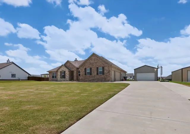 Photo 3 of Sale Pending at 2721 Burr Oak Rd, Terrell, TX 75161 | MLS# 21297272 | Listing updated on 2026-09-22