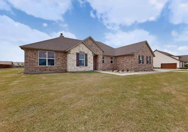 Photo 3 of Sale Pending at 2721 Burr Oak Rd, Terrell, TX 75161 | MLS# 21297272 | Listing updated on 2026-09-22