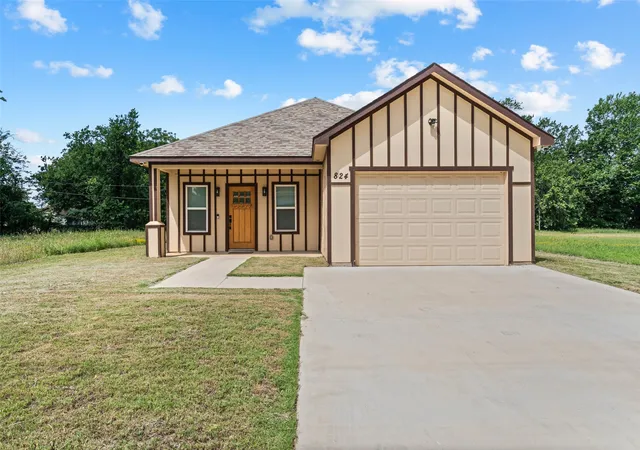 Photo 1 of Sale Pending at 824 Hubert St, Waco, TX 76704 | MLS# 21297078 | Listing updated on 2026-10-02