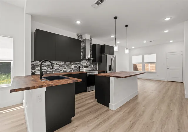Photo 4 of Sale Pending at 824 Hubert St, Waco, TX 76704 | MLS# 21297078 | Listing updated on 2026-10-02