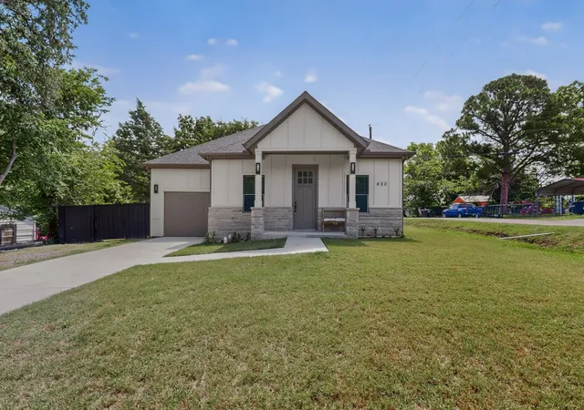 Photo 2 of Sale Pending at 400 Kenny Dr, Quinlan, TX 75474 | MLS# 21297699 | Listing updated on 2026-09-08