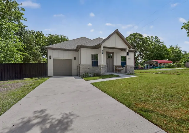Photo 3 of Sale Pending at 400 Kenny Dr, Quinlan, TX 75474 | MLS# 21297699 | Listing updated on 2026-09-08