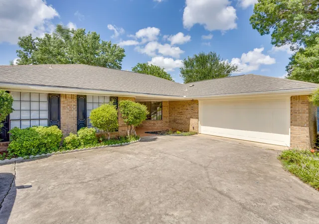 Photo 2 of Single family home for sale at 4424 Foxfire Wy, Fort Worth, TX 76133 | MLS# 21285711 | Listing updated on 2026-09-09