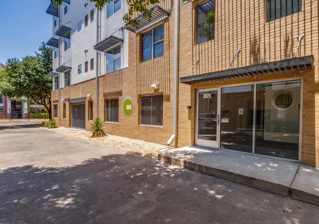 Listing Photo 4 - Condo for sale in building located at 3025 Bryan St, Dallas, TX 75204 - Unit #3E