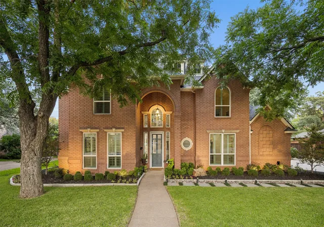 Photo 2 of Sale Pending at 5617 Hunterwood Ln, Arlington, TX 76017 | MLS# 21298217 | Listing updated on 2026-09-14