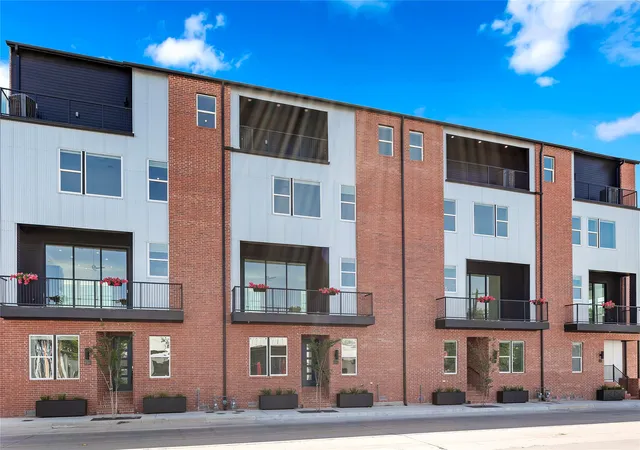 Townhouse for sale at 215 Carroll St, Fort Worth, TX 76107 | MLS# 21298409