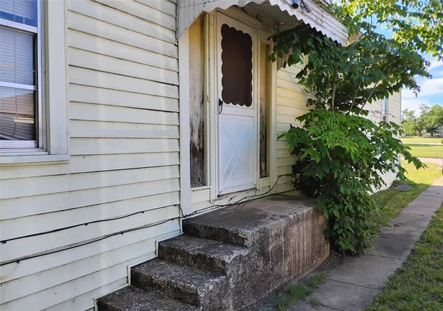 Photo 3 of Single family home for sale at 728 W Elm St, Denison, TX 75020 | MLS# 21298533 | Listing updated on 2026-09-10