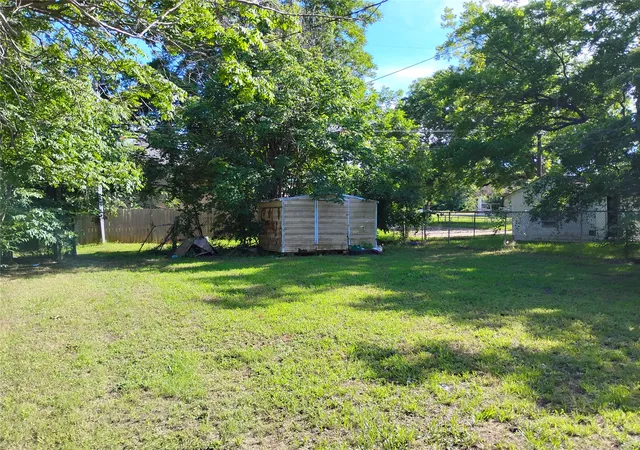 Photo 3 of Single family home for sale at 728 W Elm St, Denison, TX 75020 | MLS# 21298533 | Listing updated on 2026-09-10