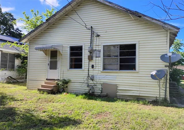 Photo 4 of Single family home for sale at 728 W Elm St, Denison, TX 75020 | MLS# 21298533 | Listing updated on 2026-09-10