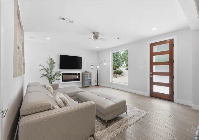 Photo 4 of Single family home for sale at 521 Diamond Point Dr, Little Elm, TX 75068 | MLS# 21237992 | Listing updated on 2026-09-09