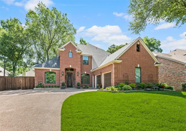 Photo 1 of Single family home for sale at 820 Glen Garry Dr, Flower Mound, TX 75022 | MLS# 21291345 | Listing updated on 2026-09-18