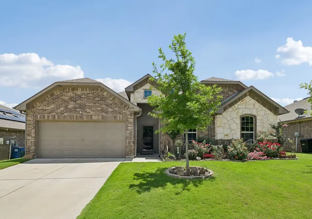 Photo 2 of Single family home for sale at 279 Marina Dr, Azle, TX 76020 | MLS# 21298895 | Listing updated on 2026-09-13