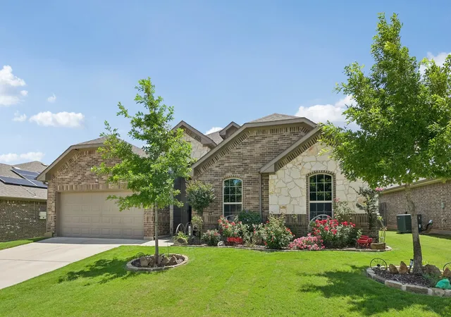Photo 3 of Single family home for sale at 279 Marina Dr, Azle, TX 76020 | MLS# 21298895 | Listing updated on 2026-09-13