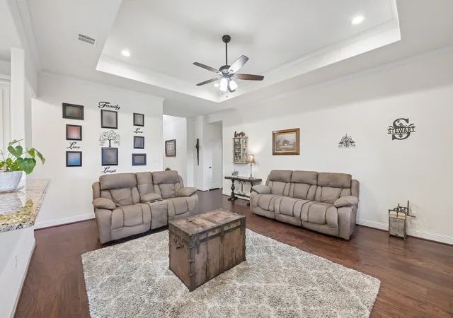 Photo 4 of Single family home for sale at 279 Marina Dr, Azle, TX 76020 | MLS# 21298895 | Listing updated on 2026-09-13