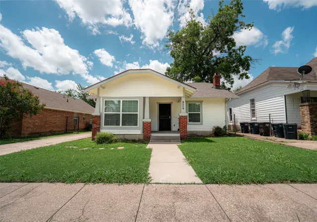 Photo 1 of Single family home for sale at 924 E Leuda St, Fort Worth, TX 76104 | MLS# 21298894 | Listing updated on 2026-07-30