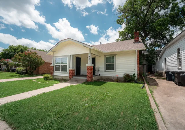 Photo 2 of Single family home for sale at 924 E Leuda St, Fort Worth, TX 76104 | MLS# 21298894 | Listing updated on 2026-07-30