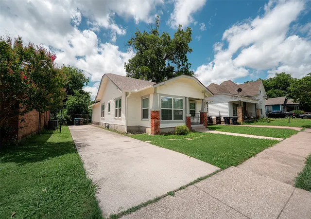 Photo 3 of Single family home for sale at 924 E Leuda St, Fort Worth, TX 76104 | MLS# 21298894 | Listing updated on 2026-07-30
