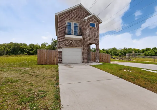 Photo 3 of Single family home for sale at 5017 Pickett St, Greenville, TX 75401 | MLS# 21299131 | Listing updated on 2026-09-14