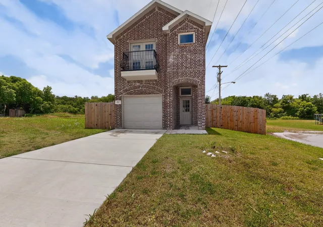 Photo 4 of Single family home for sale at 5017 Pickett St, Greenville, TX 75401 | MLS# 21299131 | Listing updated on 2026-09-14