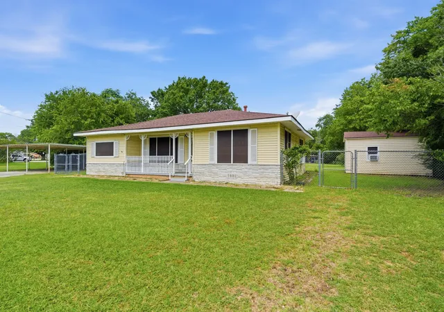 Photo 2 of Sale Pending at 108 Sandra Dr, Azle, TX 76020 | MLS# 21299121 | Listing updated on 2026-07-31
