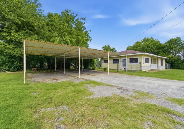 Photo 3 of Sale Pending at 108 Sandra Dr, Azle, TX 76020 | MLS# 21299121 | Listing updated on 2026-07-31