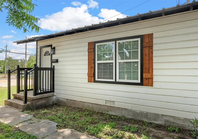 Photo 2 of Multi family home for sale at 1103 E Leon St, Gatesville, TX 76528 | MLS# 21299212 | Listing updated on 2026-10-05