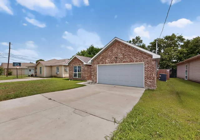 Photo 4 of Single family home for sale at 3407 Pickett St, Greenville, TX 75401 | MLS# 21299341 | Listing updated on 2026-09-14