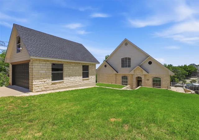 Photo 3 of Single family home for sale at 6107 Grande Cove Ct, Granbury, TX 76049 | MLS# 21292614 | Listing updated on 2026-09-12