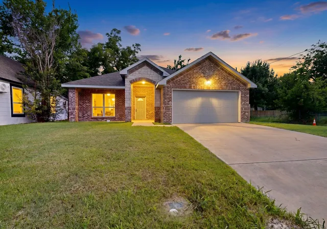 Photo 1 of Single family home for sale at 1615 Jones St, Greenville, TX 75401 | MLS# 21299433 | Listing updated on 2026-09-14
