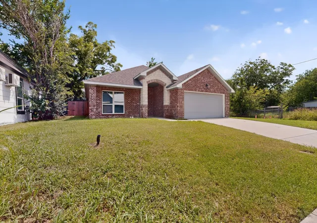 Photo 3 of Single family home for sale at 1615 Jones St, Greenville, TX 75401 | MLS# 21299433 | Listing updated on 2026-09-14