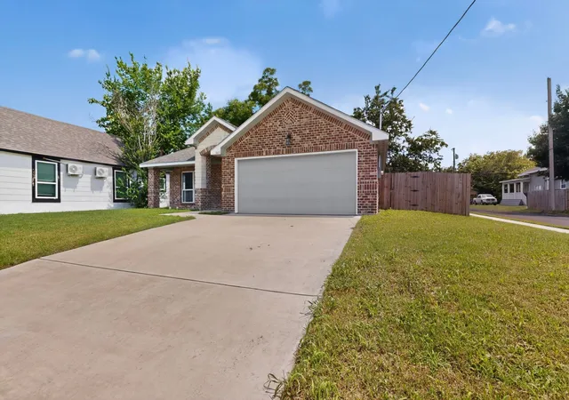 Photo 3 of Single family home for sale at 1615 Jones St, Greenville, TX 75401 | MLS# 21299433 | Listing updated on 2026-09-14