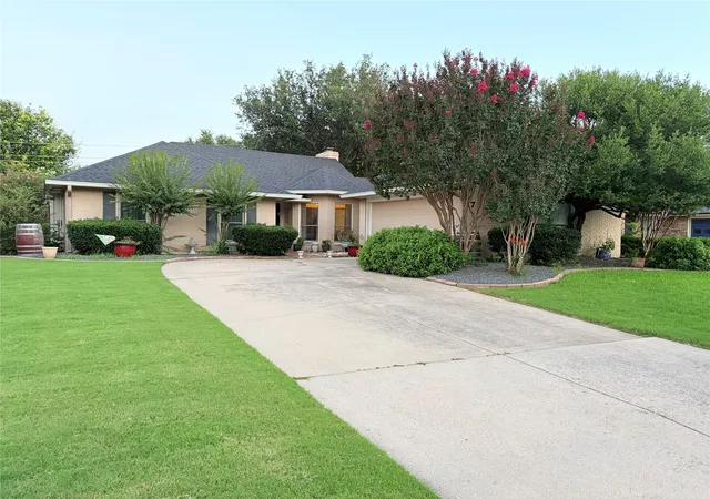 Photo 1 of Sale Pending at 7 Salida Dr, Roanoke, TX 76262 | MLS# 21299821 | Listing updated on 2026-07-29