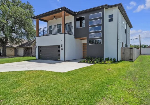 Photo 2 of Single family home for sale at 917 S Carroll Ave, Dallas, TX 75223 | MLS# 21296912 | Listing updated on 2026-09-11