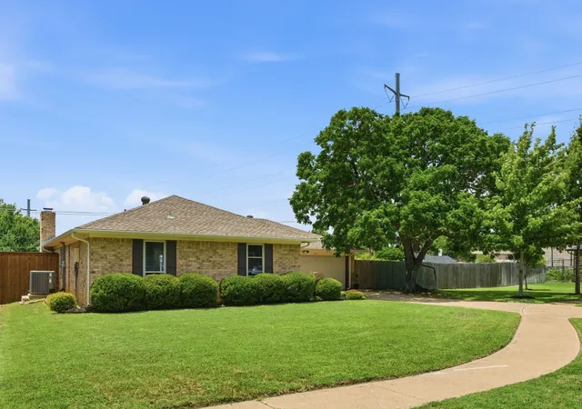 Photo 2 of Single family home for sale at 2915 Post Oak Ct, Bedford, TX 76021 | MLS# 21299973 | Listing updated on 2026-10-04