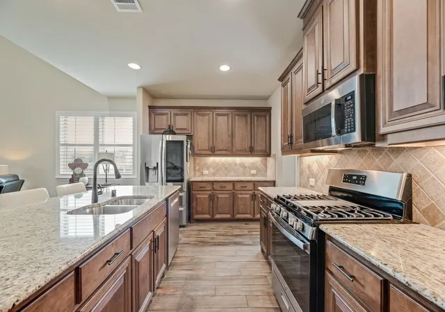 Photo 4 of Single family home for sale at 516 W North Creek Dr, Sherman, TX 75092 | MLS# 21298195 | Listing updated on 2026-09-30