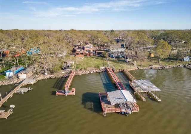 Photo 4 of Single family home for sale at 10040 Brinwood Dr, Wills Point, TX 75169 | MLS# 21290321 | Listing updated on 2026-09-28