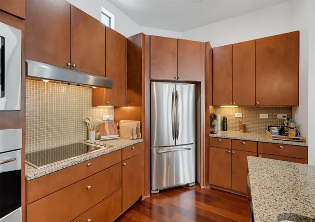 Listing Photo 5 - Condo for sale in building located at 1201 Beaconsfield Ln, Arlington, TX 76011 - Unit #109