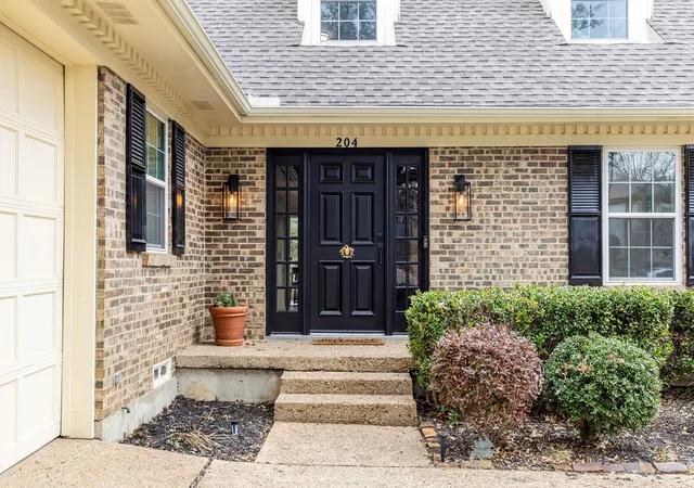 Photo 3 of Sale Pending at 204 Sovereign Ct, Rockwall, TX 75032 | MLS# 21296699 | Listing updated on 2026-09-11