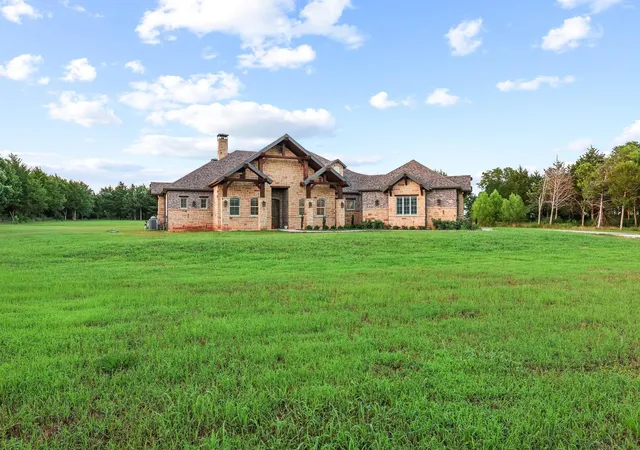 Photo 4 of Single family home for sale at 231 Geis Dr, Pottsboro, TX 75076 | MLS# 21298215 | Listing updated on 2026-10-07