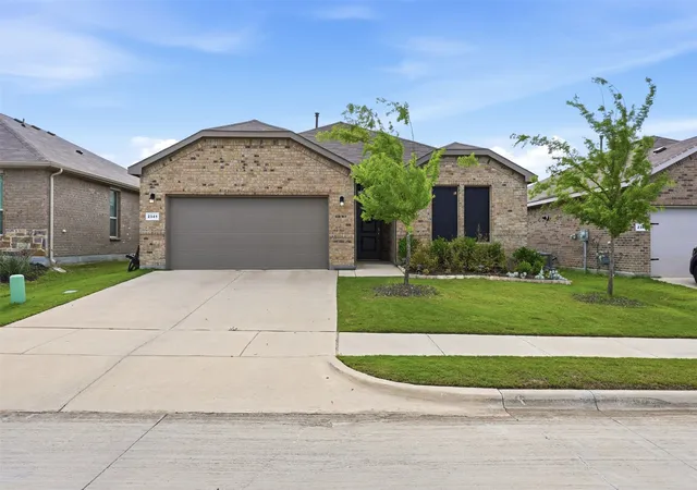 Photo 2 of Sale Pending at 2341 Waggoner Ranch Dr, Weatherford, TX 76087 | MLS# 21300338 | Listing updated on 2026-09-21