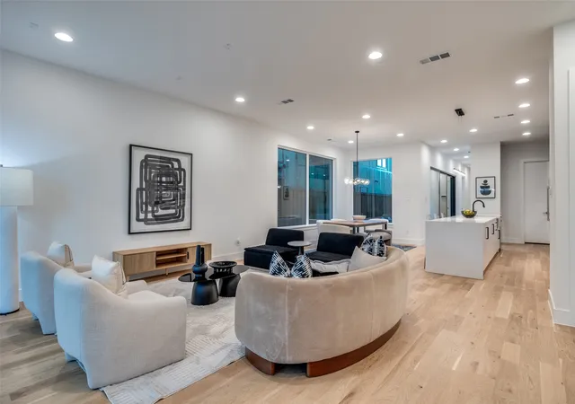 Photo 4 of Sale Pending at 5441 Ellsworth, Dallas, TX 75206 | MLS# 21299050 | Listing updated on 2026-10-20
