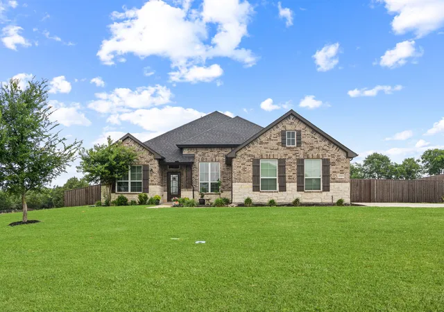 Photo 3 of Single family home for sale at 1089 Emilia Dr, Farmersville, TX 75442 | MLS# 21297028 | Listing updated on 2026-09-14