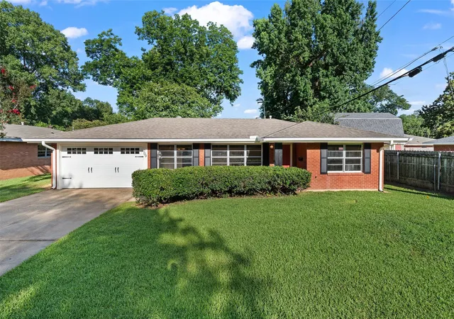 Photo 4 of Single family home for sale at 709 Robards St, Shreveport, LA 71105 | MLS# 21282839 | Listing updated on 2026-09-15