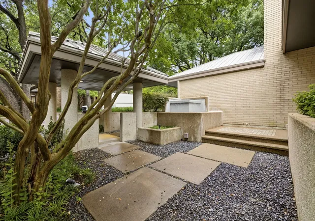 Photo 2 of Sale Pending at 9 Hallshire Ct, Dallas, TX 75225 | MLS# 21255474 | Listing updated on 2026-09-12