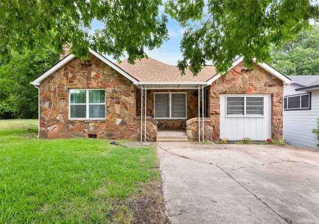 Photo 3 of Single family home for sale at 1211 N Harrison Ave, Sherman, TX 75090 | MLS# 21300985 | Listing updated on 2026-09-14