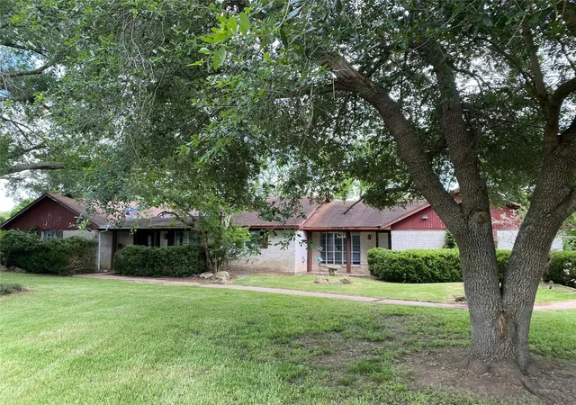 Photo 3 of Single family home for sale at 416 Fort Bend Dr, Wallis, TX 77485 | MLS# 21301000 | Listing updated on 2026-09-10