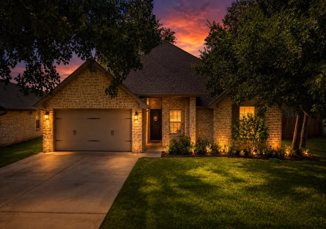 Photo 1 of Single family home for sale at 4016 Cherokee Ct, Granbury, TX 76048 | MLS# 21299737 | Listing updated on 2026-10-02
