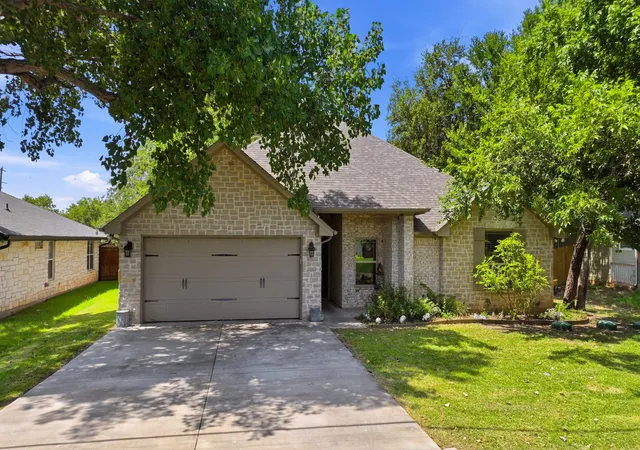 Photo 2 of Single family home for sale at 4016 Cherokee Ct, Granbury, TX 76048 | MLS# 21299737 | Listing updated on 2026-10-02