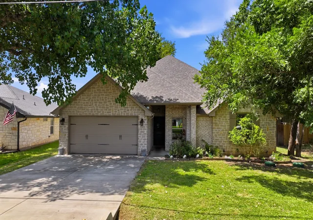 Photo 3 of Single family home for sale at 4016 Cherokee Ct, Granbury, TX 76048 | MLS# 21299737 | Listing updated on 2026-10-02